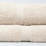 JUEGO DE TOALLA Y TOALLON LIVIANO BEIGE - Imagen 2