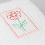 TOALLA DE ROSTRO BORDADA FLOR MARCO ROSA