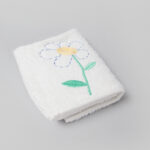 TOALLA DE VISITA BORDADA PETALOS AZULES