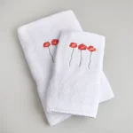 JUEGO DE TOALLA Y TOALLON BORDADO TRIO DE FLORES CORAL