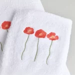 JUEGO DE TOALLA Y TOALLON BORDADO TRIO DE FLORES CORAL - Imagen 2