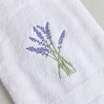 TOALLA DE ROSTRO BORDADA LAVANDA - Imagen 2