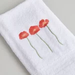 TOALLA DE ROSTRO BORDADA TRIO DE FLORES CORAL - Imagen 2