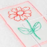TOALLA DE ROSTRO BORDADA FLOR MARCO ROSA - Imagen 2