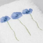 TOALLA DE ROSTRO BORDADA TRIO DE FLORES AZUL