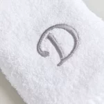 TOALLA BORDADA CON INICIAL LETRA D BLANCO