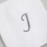 TOALLA BORDADA CON INICIAL LETRA J BLANCO