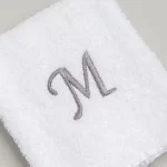 TOALLA BORDADA CON INICIAL LETRA M BLANCO