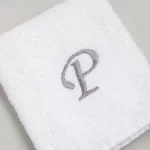 TOALLA BORDADA CON INICIAL LETRA P BLANCO