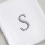 TOALLA BORDADA CON INICIAL LETRA S BLANCO