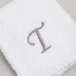 TOALLA BORDADA CON INICIAL LETRA T BLANCO