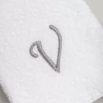 TOALLA BORDADA CON INICIAL LETRA V BLANCO