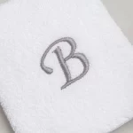 TOALLA BORDADA CON INICIAL LETRA B BLANCO - Imagen 2