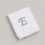 TOALLA BORDADA CON INICIAL LETRA E BLANCO