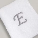 TOALLA BORDADA CON INICIAL LETRA E BLANCO - Imagen 2