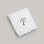 TOALLA BORDADA CON INICIAL LETRA F BLANCO