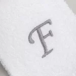 TOALLA BORDADA CON INICIAL LETRA F BLANCO - Imagen 2