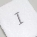 TOALLA BORDADA CON INICIAL LETRA I BLANCO