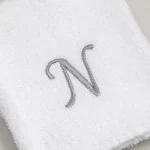TOALLA BORDADA CON INICIAL LETRA N BLANCO