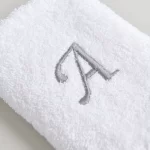 TOALLA BORDADA CON INICIAL LETRA A BLANCO