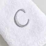TOALLA BORDADA CON INICIAL LETRA C BLANCO
