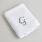 TOALLA BORDADA CON INICIAL LETRA G BLANCO