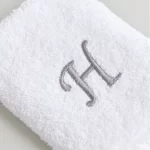TOALLA BORDADA CON INICIAL LETRA H BLANCO