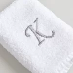 TOALLA BORDADA CON INICIAL LETRA K BLANCO