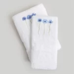JUEGO DE TOALLA Y TOALLON BORDADO TRIO DE FLORES AZUL