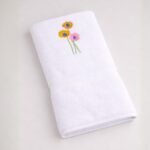 TOALLA DE ROSTRO BORDADA FLORES 2 CORAL